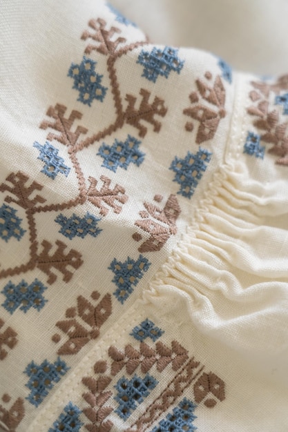 pânză cusută manual cu motive tradiționale